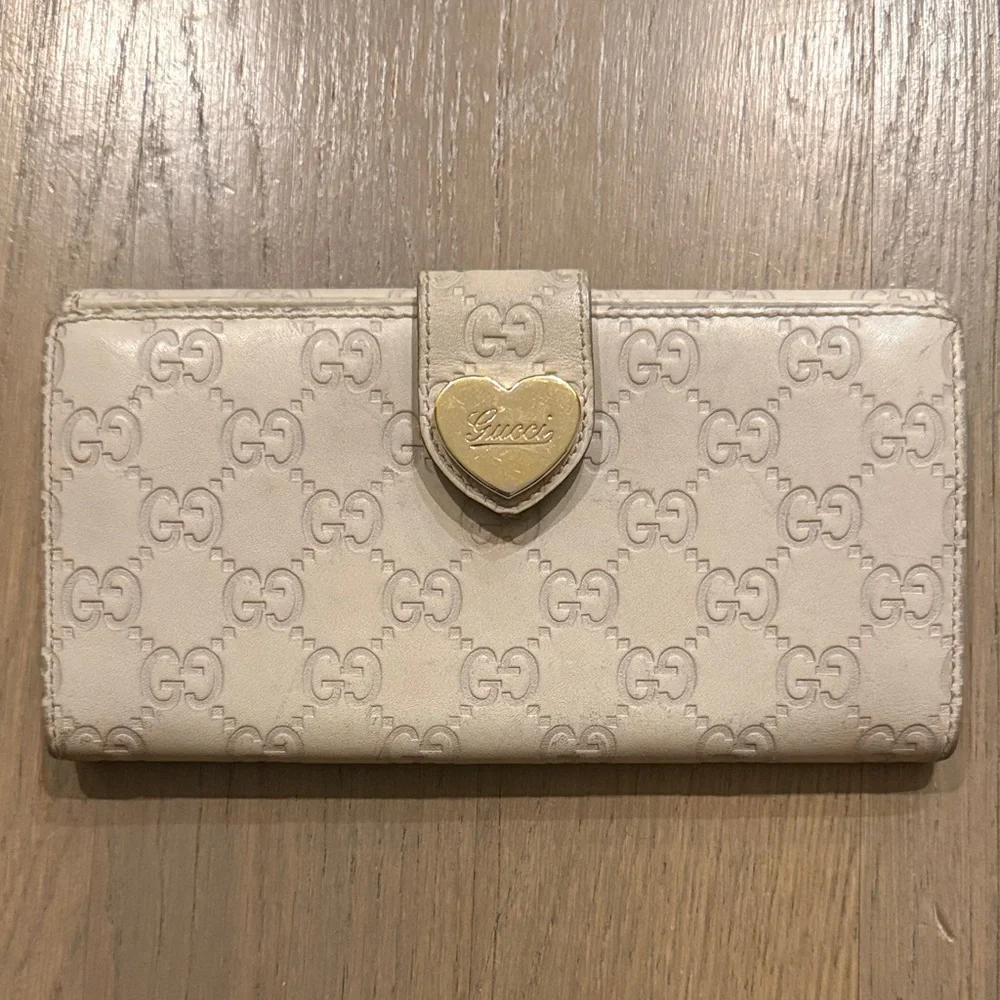 Gucci Beige Wallet with Gold Heart Detail - Picture 3 of 8